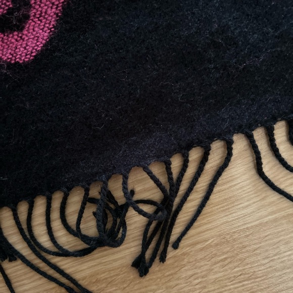 BRAND NEW Reversible Victorias Secret throw blanket - Picture 3 of 5